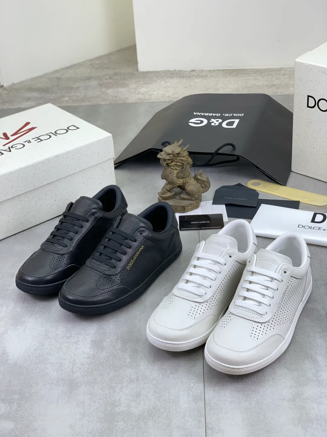 Men's shoes P500 💰 [New model] The latest hot model, top original quality, the official website is synchronized with "DOLCE&GABBANA [Dolce & Gabbana] ~ High Quality." The effect is low-cut casual DG men's shoes, loved by many celebrities, using high-end imported first-layer frosted calfskin with punched logo design + cowhide feet, simple and elegant, perfect interpretation of the latest inspiration for shoes, classic and fashionable integration, luxury dream, dominating fashion Suitable for drivers, light and comfortable to drive, light and breathable for outdoor travel, high-end quality, trustworthy, black or white🉑️choose! Code number: 38-46